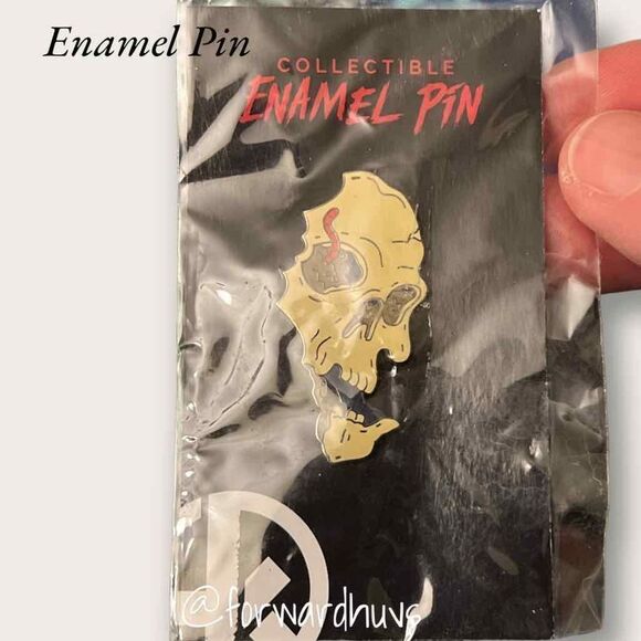 New in Package Enamel "Hunt a Killer" Skull Pin - Picture 3 of 6